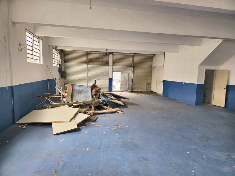 A mesma igreja depois da obra, com palco, instrumentos e público